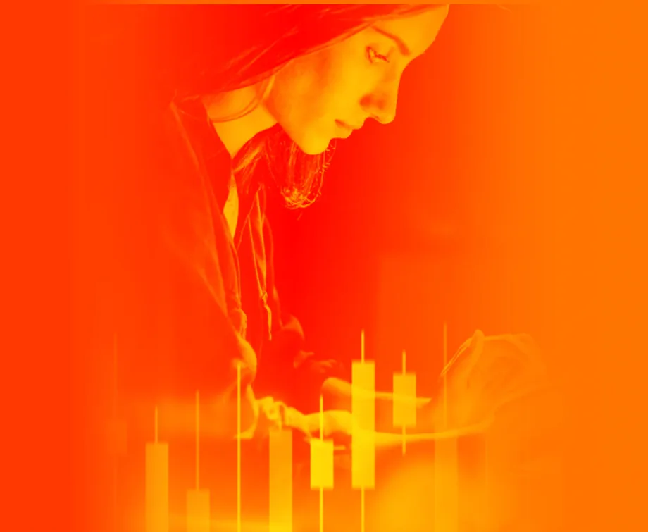 Investidora acompanhando o mercado de ativos digitais