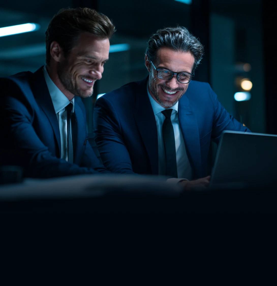 Executivos analisando operações de dólar digital